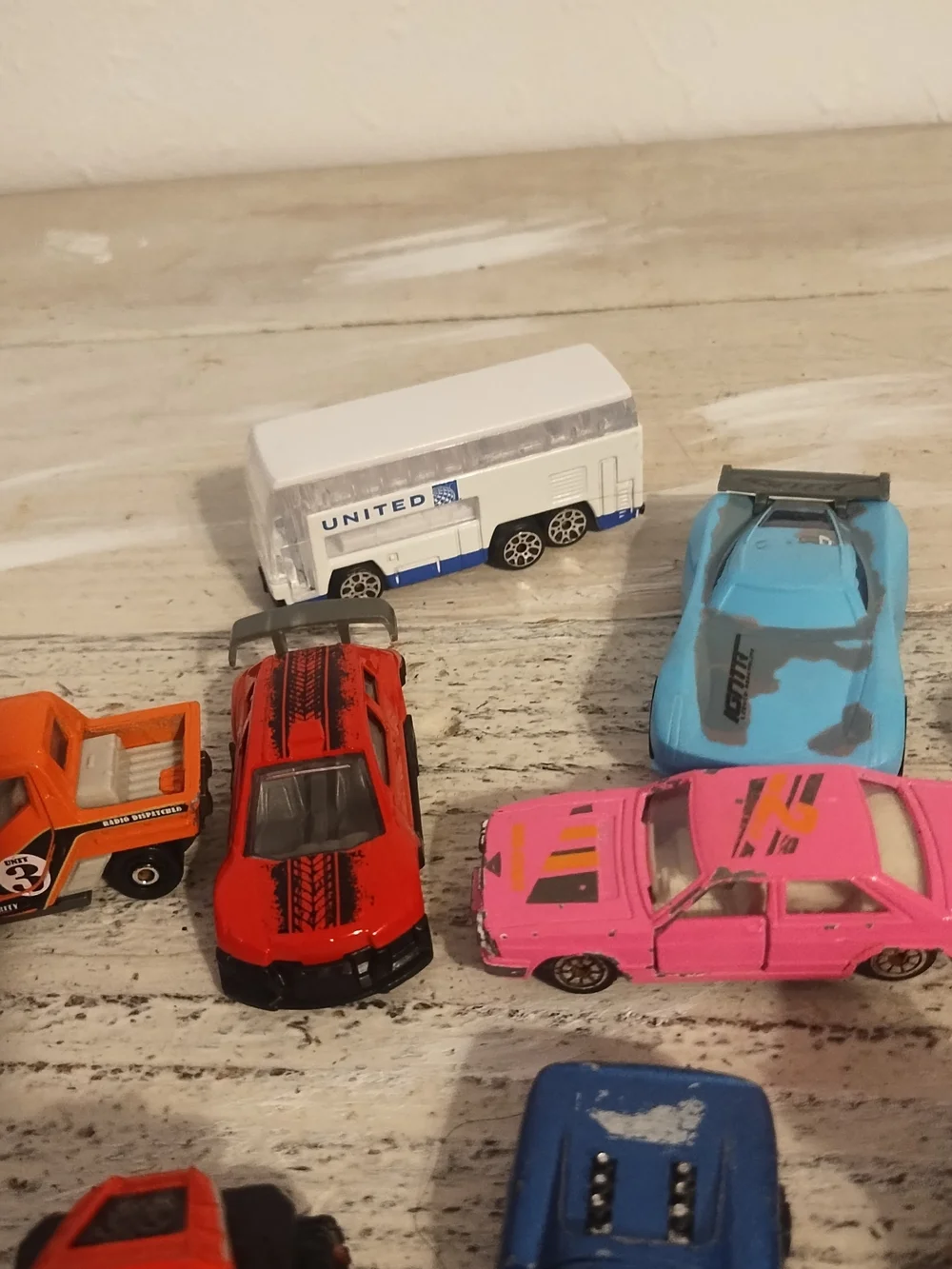 Lot of 9 Toy Cars and Trucks different brands matchbox an Hot Wheels and others